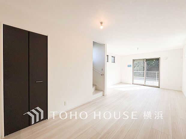 忙しい朝でも、しっかり家族が揃って食事をして頂けるゆとりある大きさのダイニングスペース。