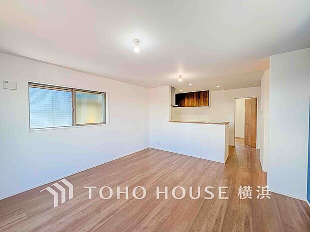 明るく開放的な空間が広がるLDK。室内には豊かな陽光が注ぎ込み、爽やかな住空間を演出。