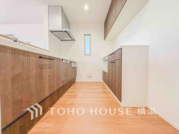 機能性とデザイン性を兼ね備えたシステムキッチン。リビングとの一体感も考慮され、美しい空間が実現。