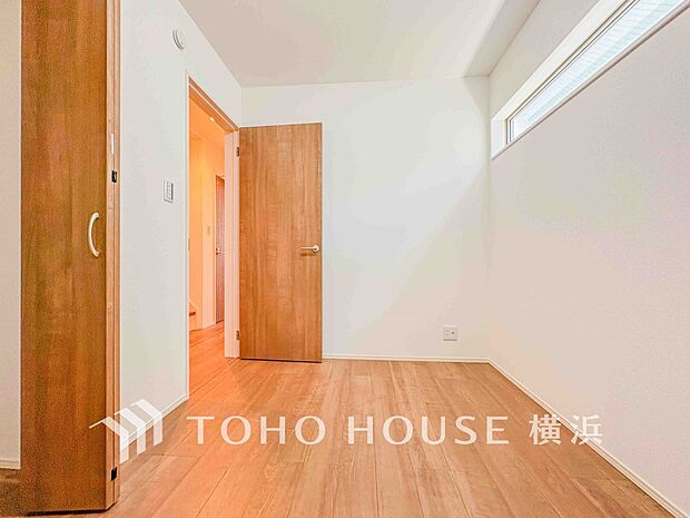 一日の疲れをいやしてくれる寝室。時を忘れて過ごす場所として過ごせるお部屋。