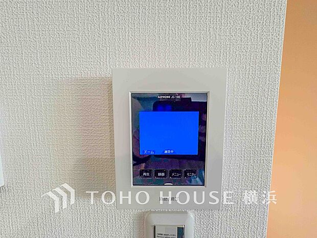 誰が来てもわかる様にモニター付きインターホンを設置。快適と安らぎを合わせた優しい設計。 