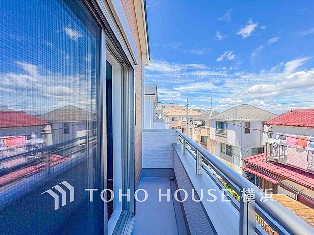 太陽の恵みをたっぷりと受けて、洗濯物も気持ちよく干せそうです。