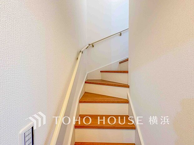 各フロアを結ぶ階段。集いの空間と一人の時間を楽しむプライベートルームをバランスよく繋いでいます。