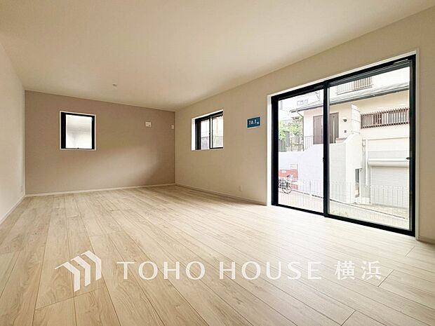 明るく開放的な空間が広がるLDK。室内には豊かな陽光が注ぎ込み、爽やかな住空間を演出。