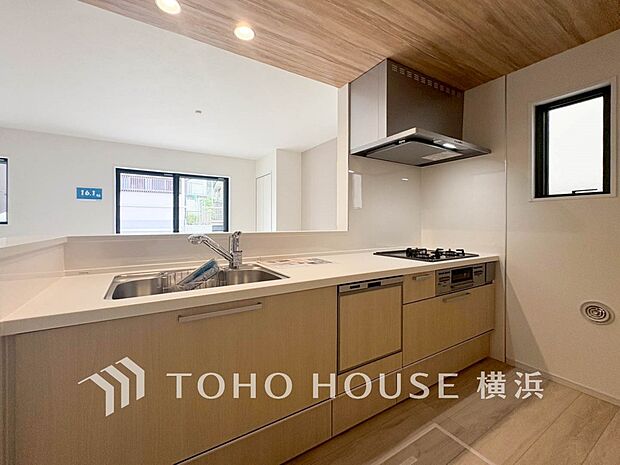 明るい自然光が入るキッチン。家族そろってキッチンに立っても調理がしやすく余裕の広さ。