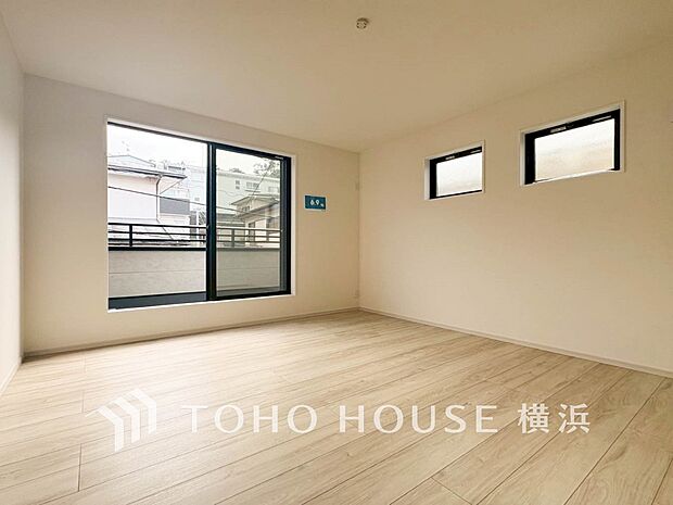 通風・採光にも優れ、心地よい光と風があふれています。プライベートな自分時間を快適に過ごせるお部屋。