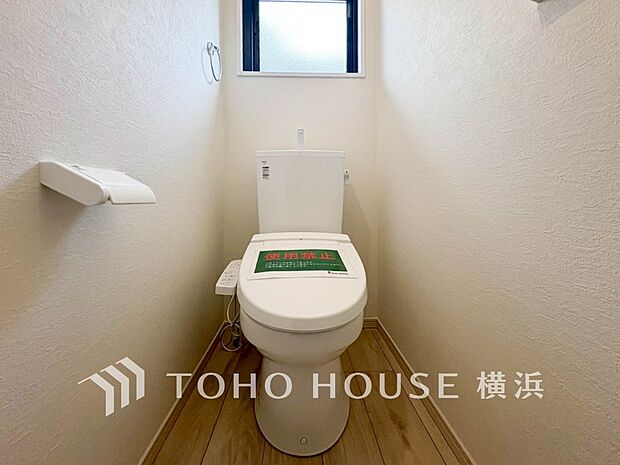 換気と明るさに配慮した、清潔感溢れるトイレ。落ち着いた空間で安らぎのひとときをお過ごしいただけます。