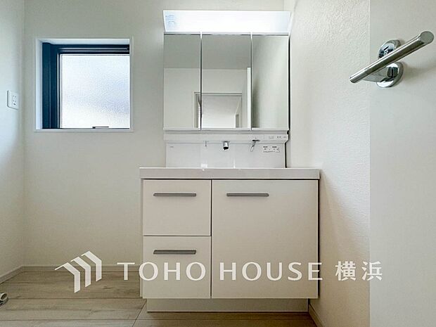 収納たっぷりの洗面台。毎朝身支度で活躍するスペースです。