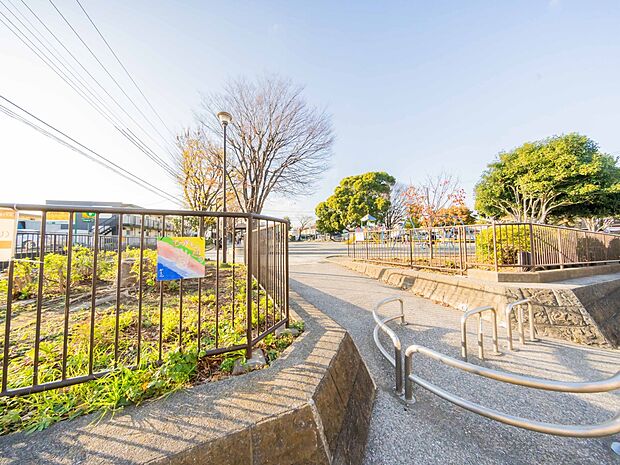 美晴台公園 300m 元気に走り回れる広い広場とお子様が楽しめる遊具のある公園。桜がきれいで地元の方のお花見スポットです。