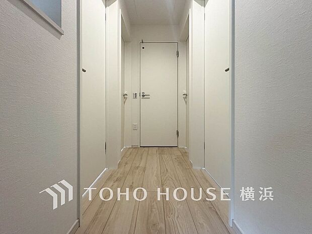 清潔感漂う廊下。各お部屋をつなぐ主要空間として美しく存在しています。