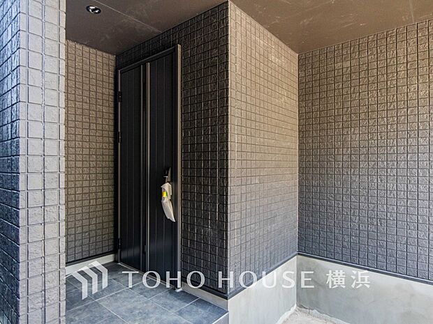 デザイン性の高いエントランスは、住む方のプライドを満たすクオリティ。