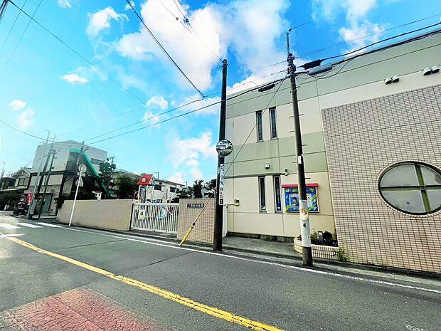 育美幼稚園 450m 明るくのびのび、遊んで育つ、子供は遊ぶのが一番の仕事です。給食もお弁当も預かり保育もあります。