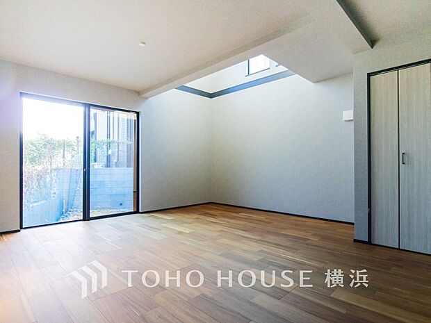 光と風があふれる開放的なリビングダイニングには自然と家族みんなが集まってきます。