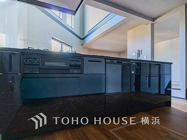 機能性とデザイン性を兼ね備えたシステムキッチン。リビングとの一体感も考慮され、美しい空間が実現。