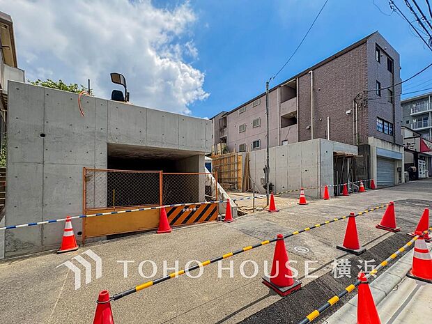 暖かな陽光と爽やかな風がハーモニーを奏でる上質な空間を愉しむ暮らし。（2025年7月撮影）