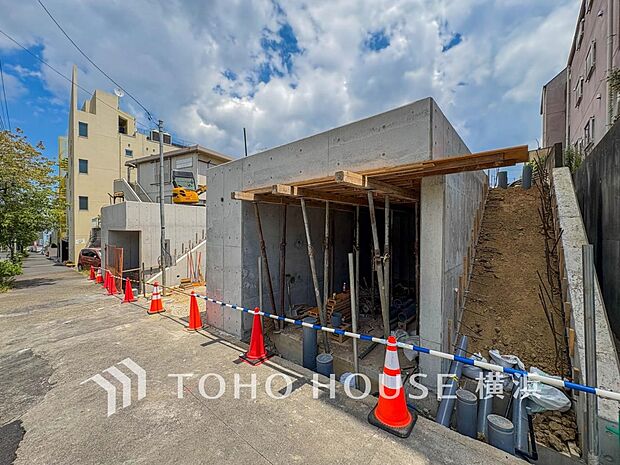 敷地内に駐車スペースがあると、日々の暮らしのをスムーズに運ぶ事が出来ます。（2025年7月撮影）