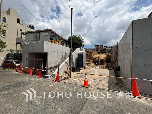 表現された空間は豊かな光と風を纏い、暮らしの時間を豊かにしてくれます。（2025年7月撮影）