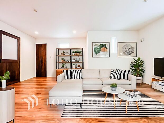 日当りの良い明るいリビングは、家族の笑い声に満ちています。（家具・家電・装飾品はCG画像）