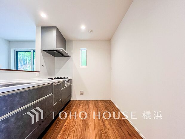 機能性とデザイン性を兼ね備えたシステムキッチン。リビングとの一体感も考慮され、美しい空間が実現。