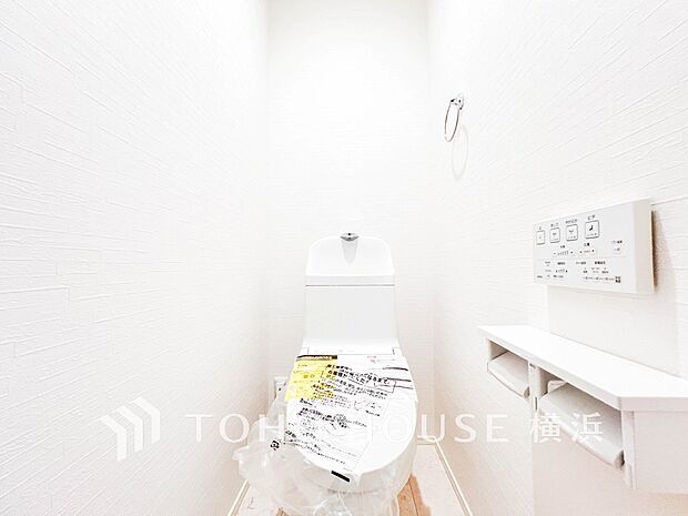 換気と明るさに配慮した、清潔感溢れるトイレ。落ち着いた空間で安らぎのひとときをお過ごしいただけます。