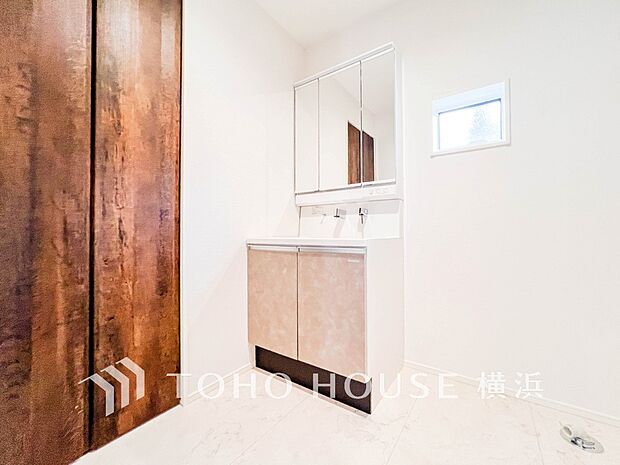 収納たっぷりの洗面台。毎朝身支度で活躍するスペースです。