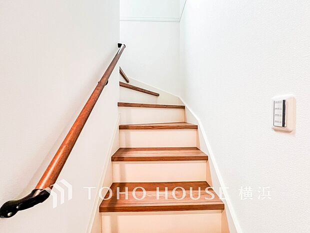 各フロアを結ぶ階段。集いの空間と一人の時間を楽しむプライベートルームをバランスよく繋いでいます。