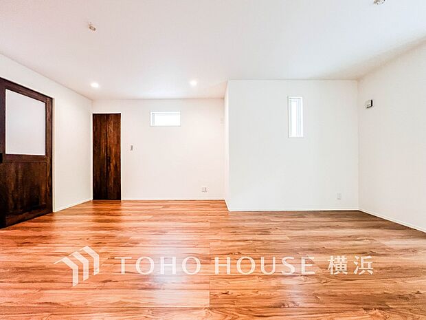 忙しい朝でも、しっかり家族が揃って食事をして頂けるゆとりある大きさのダイニングスペース。