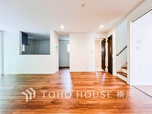 光と風があふれる開放的なリビングダイニングには自然と家族みんなが集まってきます。