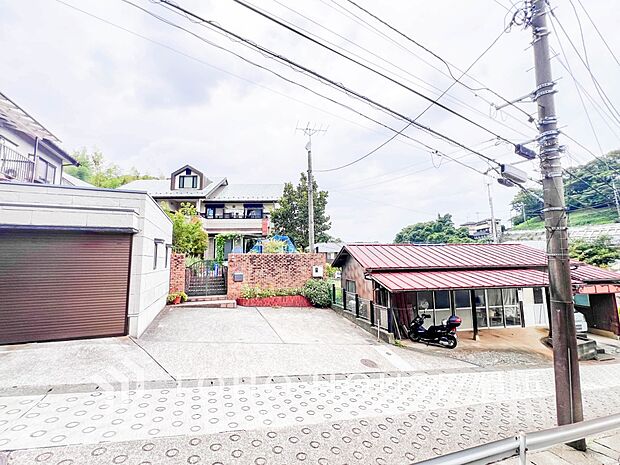 木々の緑がまぶしい、豊かな緑と静寂。ずっと見ていたいと思わせてくれる景色。