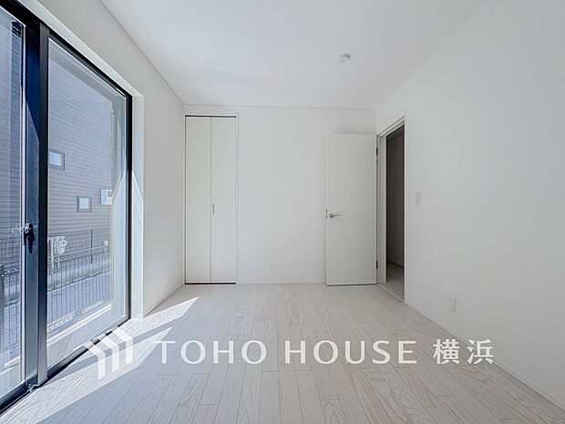 一日の疲れをいやしてくれる寝室。時を忘れて過ごす場所として過ごせるお部屋。