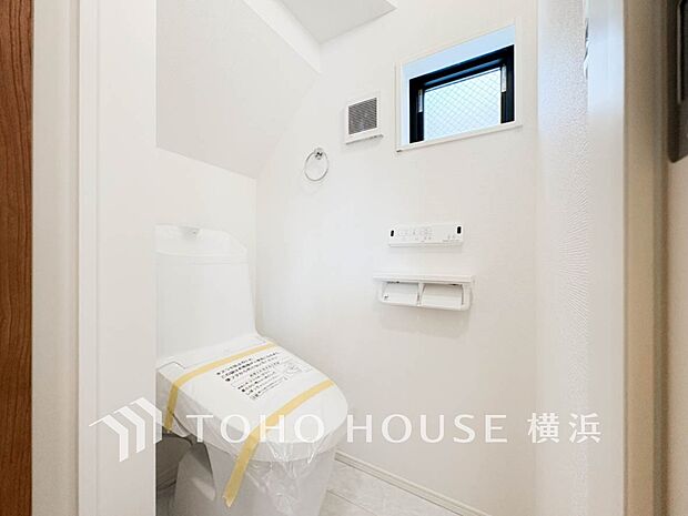 清潔感溢れるトイレ。落ち着いた空間で安らぎのひとときをお過ごしいただけます。（5号棟）