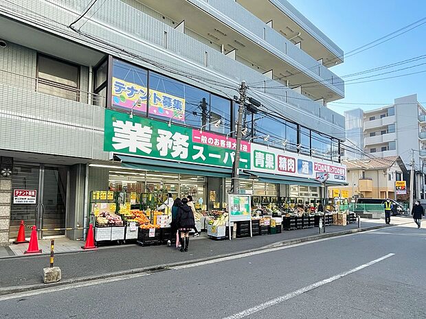 業務スーパー 六角橋店 950m お手ごろ価格の商品が揃い、家計にやさしいスーパー。プロの方はもちろん一般のお客様もお買物できます。