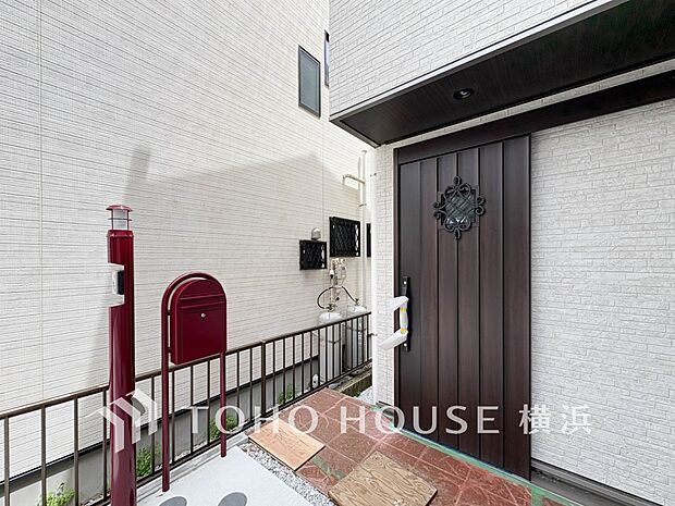 お住まいの顔となる玄関。住まう方のプライドを満たすクオリティを備えています。