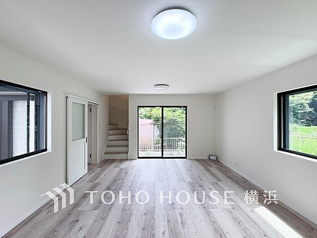 家族みんなが爽やかに健やかに過ごせるように、溢れる光をたっぷり取り込んだリビング。