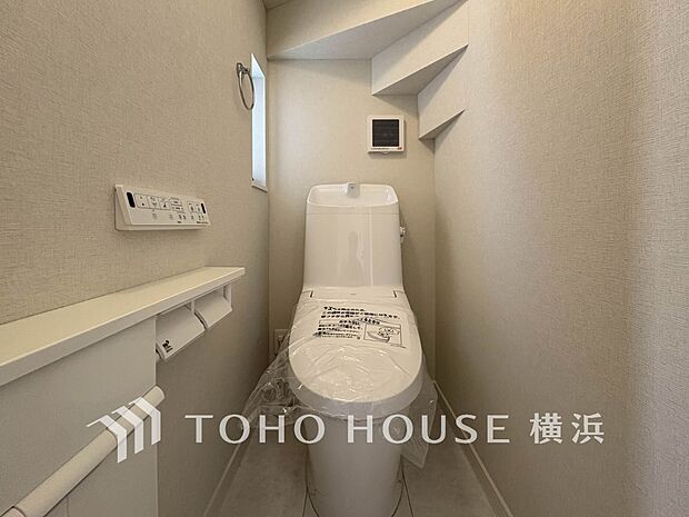 トイレはシンプルにホワイトで統一。多機能型の温水洗浄付き。