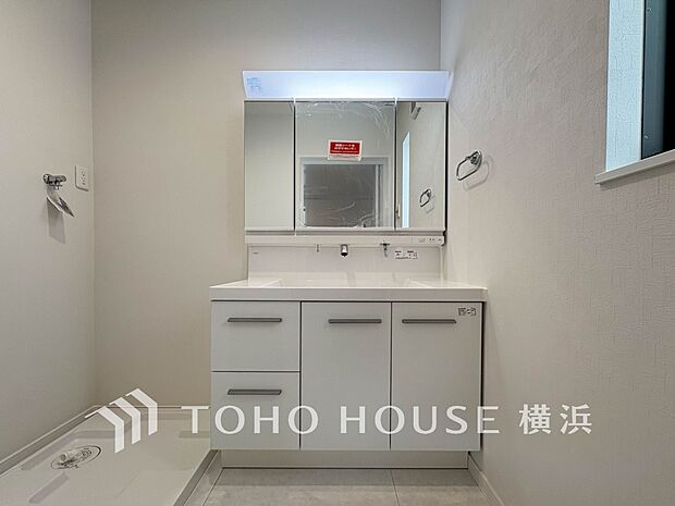 収納たっぷりの洗面台。毎朝身支度で活躍するスペースです。