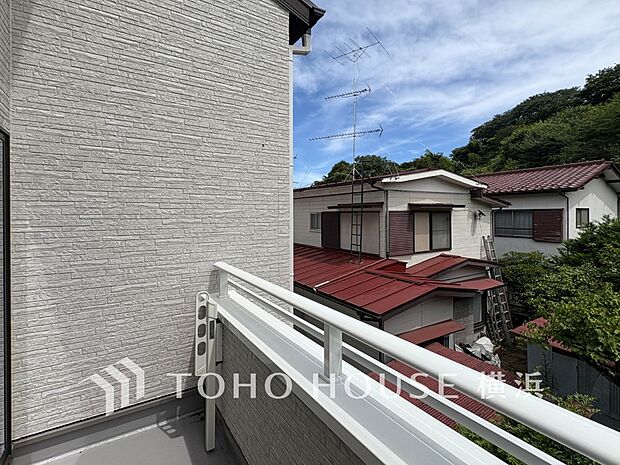 太陽の恵みをたっぷりと受けて、洗濯物も気持ちよく干せそうです。