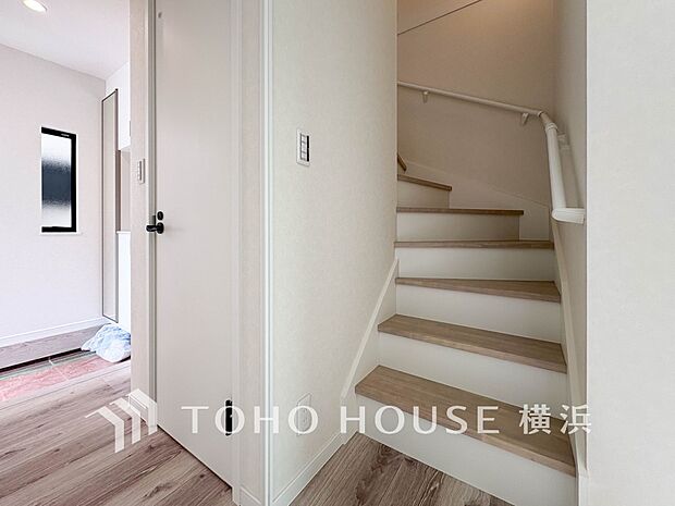 各フロアを結ぶ階段。集いの空間と一人の時間を楽しむプライベートルームをバランスよく繋いでいます。