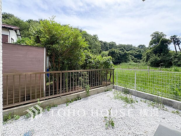 たっぷり降り注ぐ日差しの下バーベキューを楽しんだり、大切な家族やペットと楽しい休日を。