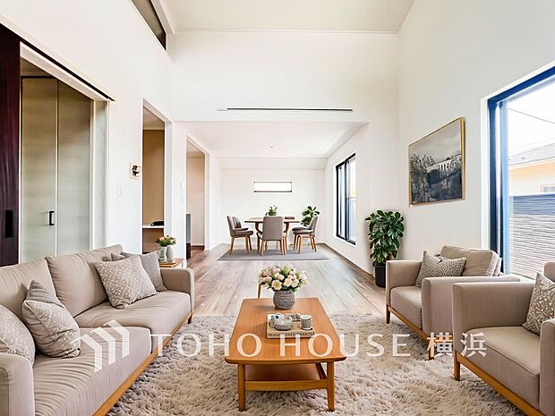 日当りの良い明るいリビングは、家族の笑い声に満ちています。（家具・家電・装飾品はCG画像）