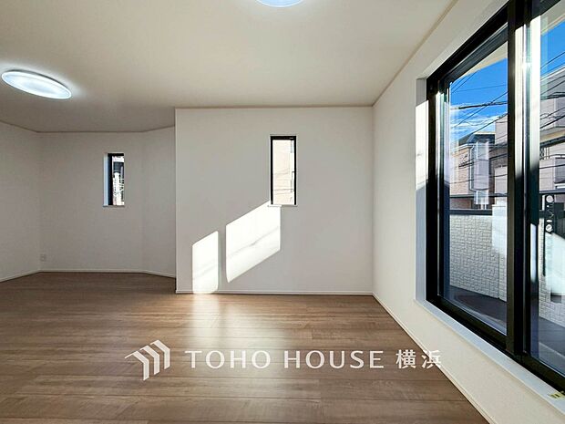 明るく開放的な空間が広がるLDK。室内には豊かな陽光が注ぎ込み、爽やかな住空間を演出。