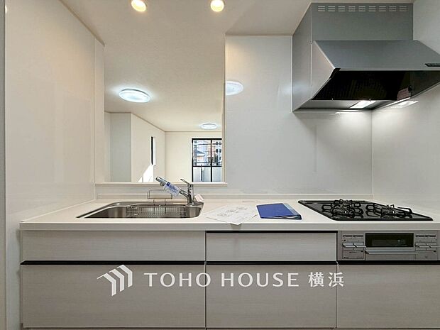 機能性とデザイン性を兼ね備えたシステムキッチン。リビングとの一体感も考慮され、美しい空間が実現。