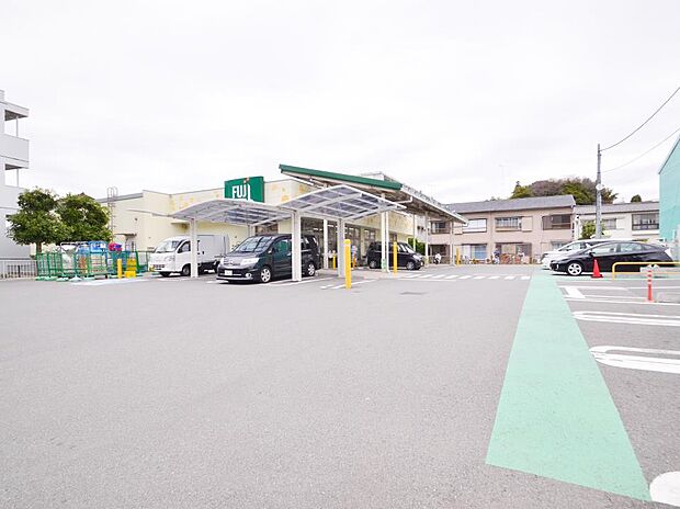 Fuji菅田店 1200m 宅配サービスも行っていますので、お水やお米などの重たいものを購入の際利用すると便利です。