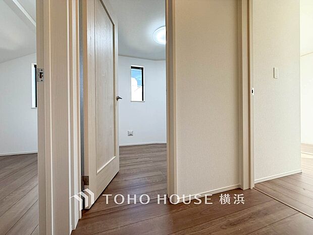 清潔感漂う廊下。各お部屋をつなぐ主要空間として美しく存在しています。