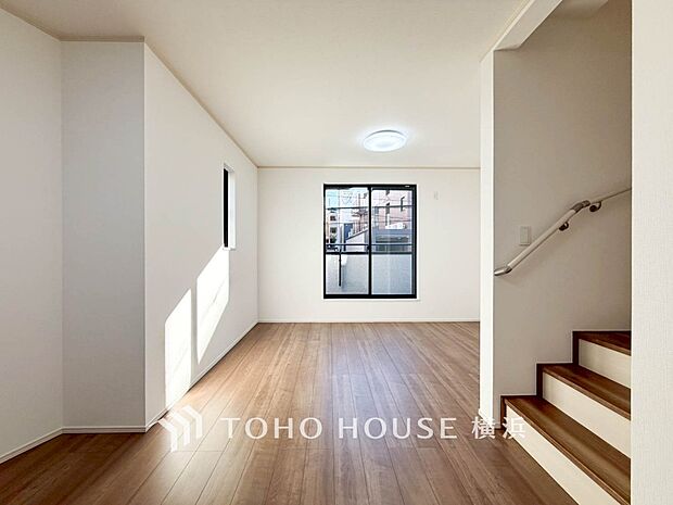 忙しい朝でも、しっかり家族が揃って食事をして頂けるゆとりある大きさのダイニングスペース。