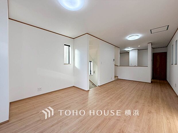 明るく開放的な空間が広がるLDK。室内には豊かな陽光が注ぎ込み、爽やかな住空間を演出。