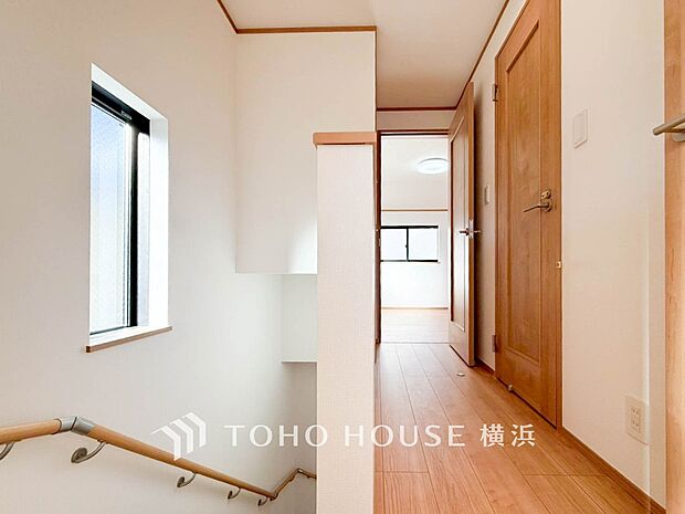 清潔感漂う廊下。各お部屋をつなぐ主要空間として美しく存在しています。