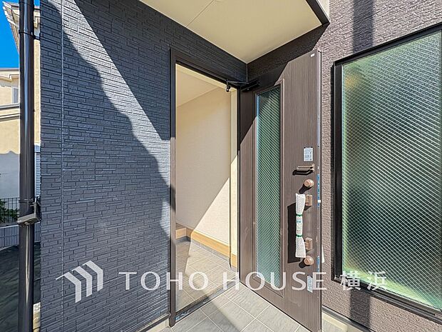 お住まいの顔となる玄関。住まう方のプライドを満たすクオリティを備えています。 