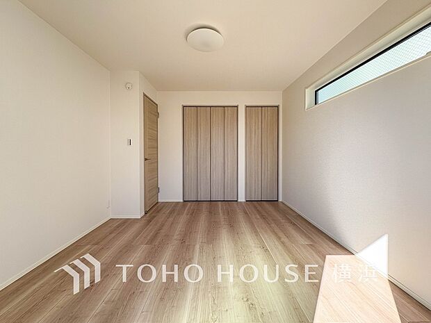 一日の疲れをいやしてくれる寝室。時を忘れて過ごす場所として過ごせるお部屋。