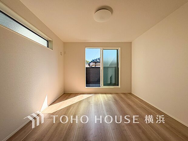 心地よい光と風があふれています。プライベートな自分時間を快適に過ごせるお部屋。